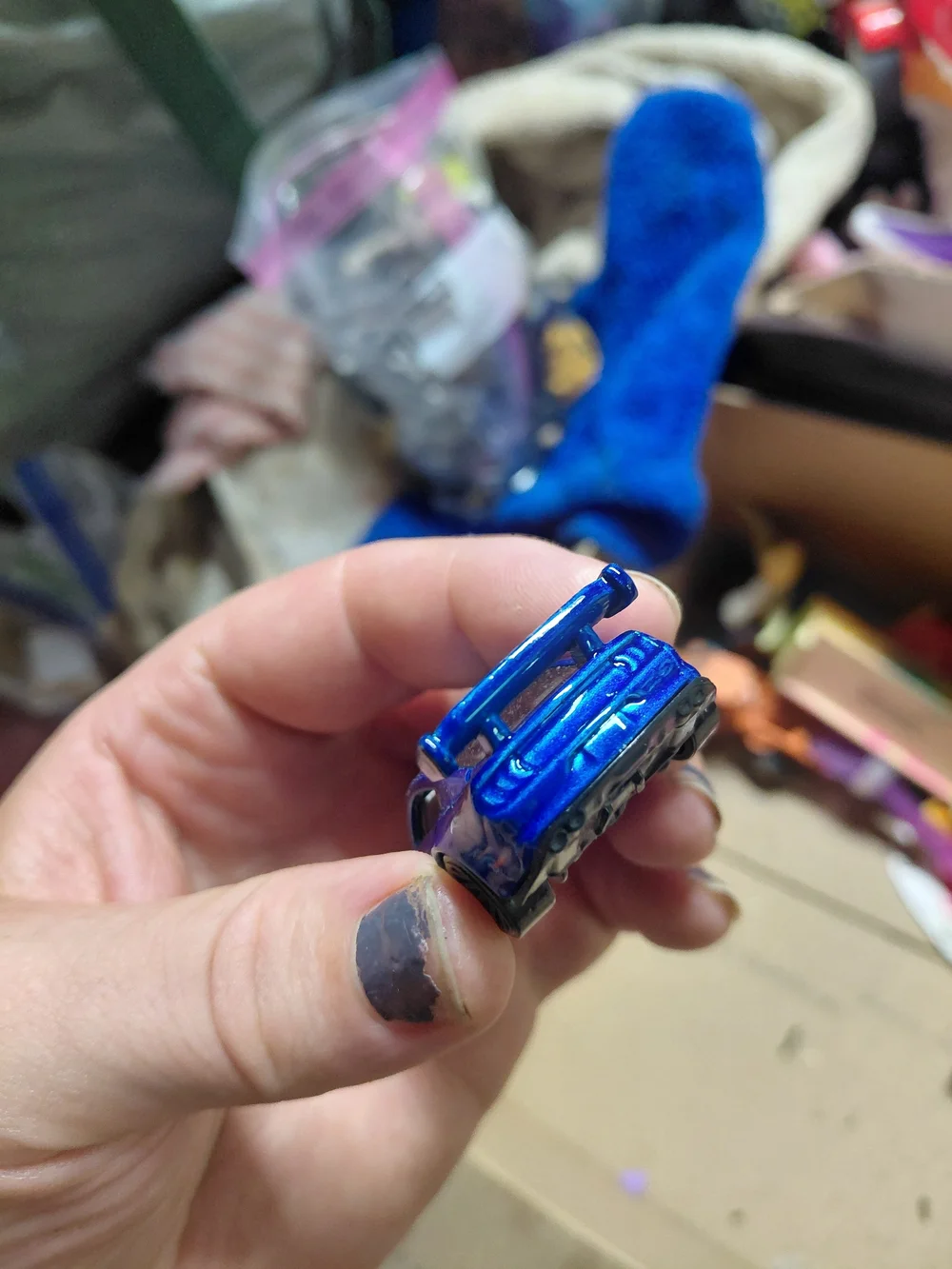 Hot Wheels Custom ’18 Ford Mustang GT in pearlescent blue with white racing stri